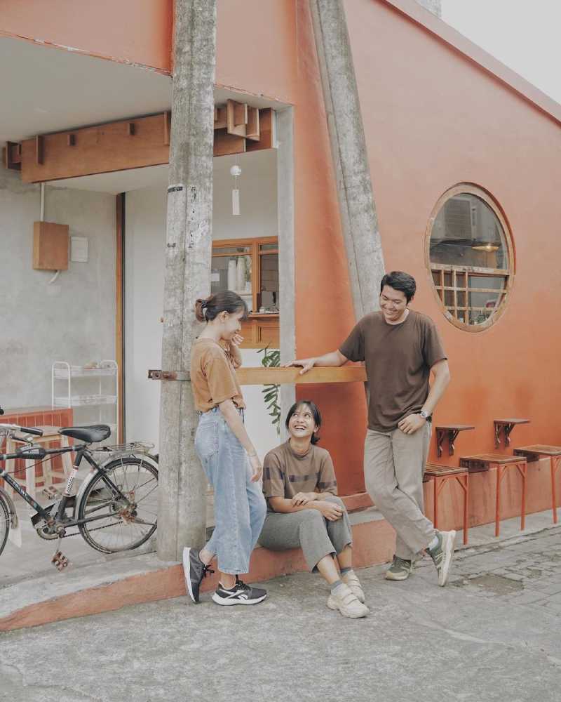 tiga orang sedang ngobrol di Mannaka Coffee Bali