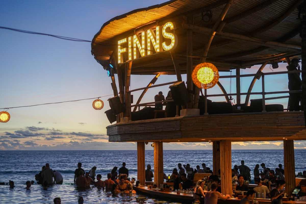 Suasana Sunset di Finns Beach Club